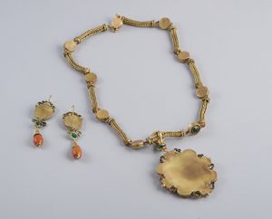 . : Rara ed elegantissima parure composta da collana e orecchini in oro basso titolo con pietre verdi sintetiche e coralli incisi.  - Asta GIOIELLI - OROLOGI - ALL I WANT FOR CHRISTMAS Online - Associazione Nazionale - Case d'Asta italiane