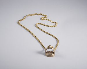 . : Collana dorata con sigillo inciso in cristallo di rocca.  - Asta GIOIELLI - OROLOGI - ALL I WANT FOR CHRISTMAS Online - Associazione Nazionale - Case d'Asta italiane