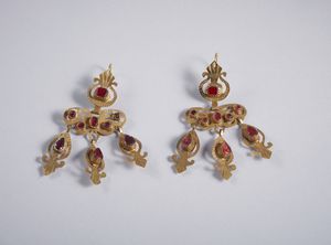 . : Coppia di orecchini pendenti in oro basso titolo con pietre sintetiche rosse. XIX secolo  - Asta GIOIELLI - OROLOGI - ALL I WANT FOR CHRISTMAS Online - Associazione Nazionale - Case d'Asta italiane