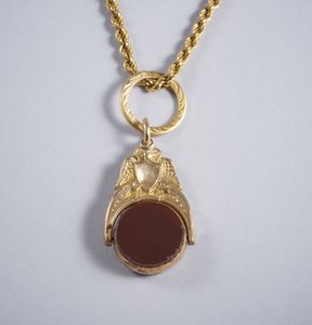 . : Collana in oro basso titolo e sigillo pendente con corniola e diaspro. Anni 40.  - Asta GIOIELLI - OROLOGI - ALL I WANT FOR CHRISTMAS Online - Associazione Nazionale - Case d'Asta italiane