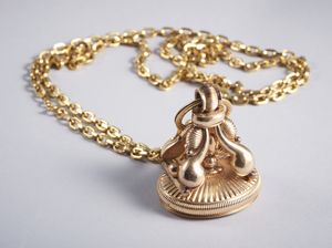 . : Bellissima collana con catena in oro 18k e pendente in oro a basso titolo con corniola grande. Periodo vittoriano .  - Asta GIOIELLI - OROLOGI - ALL I WANT FOR CHRISTMAS Online - Associazione Nazionale - Case d'Asta italiane