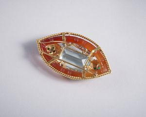 . : Elegantissima spilla in oro giallo 18k con corniola, smeraldi cabochon, piccoli zaffiri blu e diamanti bianchi  0,70ct. circa. Centrale di acquamarina taglio ottagonale di ct. 40,00 circa.  - Asta GIOIELLI - OROLOGI - ALL I WANT FOR CHRISTMAS Online - Associazione Nazionale - Case d'Asta italiane