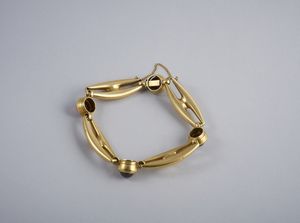 . : Bracciale in oro 18k e 4 granati cabochon.Inizi del XX secolo.  - Asta GIOIELLI - OROLOGI - ALL I WANT FOR CHRISTMAS Online - Associazione Nazionale - Case d'Asta italiane