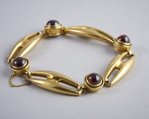 . : Bracciale in oro 18k e 4 granati cabochon.Inizi del XX secolo.  - Asta GIOIELLI - OROLOGI - ALL I WANT FOR CHRISTMAS Online - Associazione Nazionale - Case d'Asta italiane