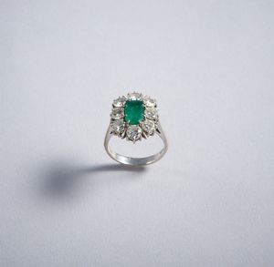 . : Anello in platino con diamanti bianchi taglio a brillante 1.35 ct. ca. e smeraldo taglio a smeraldo 1.5 ct.  - Asta GIOIELLI - OROLOGI - ALL I WANT FOR CHRISTMAS Online - Associazione Nazionale - Case d'Asta italiane