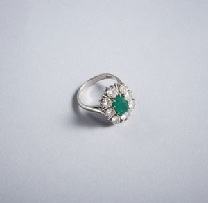 . : Anello in platino con diamanti bianchi taglio a brillante 1.35 ct. ca. e smeraldo taglio a smeraldo 1.5 ct.  - Asta GIOIELLI - OROLOGI - ALL I WANT FOR CHRISTMAS Online - Associazione Nazionale - Case d'Asta italiane