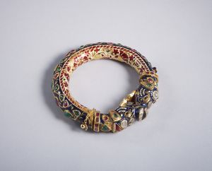 . : Raro e particolare  bracciale  indiano in lamina d'oro rappresentate due teste di elefante con smalti policromi, rubini, smeraldi e diamanti taglio a rosa. XIX secolo.  - Asta GIOIELLI - OROLOGI - ALL I WANT FOR CHRISTMAS Online - Associazione Nazionale - Case d'Asta italiane