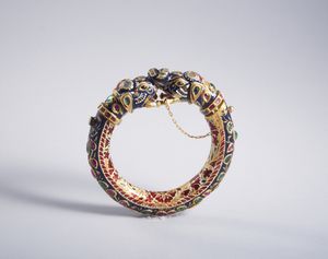 . : Raro e particolare  bracciale  indiano in lamina d'oro rappresentate due teste di elefante con smalti policromi, rubini, smeraldi e diamanti taglio a rosa. XIX secolo.  - Asta GIOIELLI - OROLOGI - ALL I WANT FOR CHRISTMAS Online - Associazione Nazionale - Case d'Asta italiane