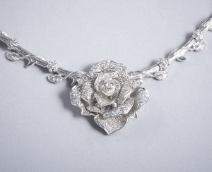 . : Collana artigianale con motivi floreali in oro bianco 18k, con pav di diamanti di 2,50 ct. ca. totali.  - Asta GIOIELLI - OROLOGI - ALL I WANT FOR CHRISTMAS Online - Associazione Nazionale - Case d'Asta italiane