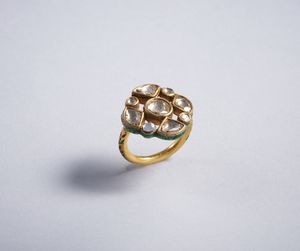 . : Splendido anello indiano in oro 22k con smalti policromi e diamanti taglio antico di 3 ct. ca. totali. XIX secolo  - Asta GIOIELLI - OROLOGI - ALL I WANT FOR CHRISTMAS Online - Associazione Nazionale - Case d'Asta italiane