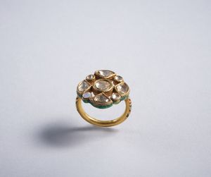 . : Splendido anello indiano in oro 22k con smalti policromi e diamanti taglio antico di 3 ct. ca. totali. XIX secolo  - Asta GIOIELLI - OROLOGI - ALL I WANT FOR CHRISTMAS Online - Associazione Nazionale - Case d'Asta italiane