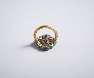 . : Splendido anello indiano in oro 22k con smalti policromi e diamanti taglio antico di 3 ct. ca. totali. XIX secolo  - Asta GIOIELLI - OROLOGI - ALL I WANT FOR CHRISTMAS Online - Associazione Nazionale - Case d'Asta italiane