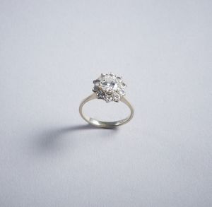 . : Anello solitario con contorno di diamanti bianchi taglio a brillante. Diamante centrale 1,30 ct. ca.Diamanti llaterali 0,60 ct. ca.  - Asta GIOIELLI - OROLOGI - ALL I WANT FOR CHRISTMAS Online - Associazione Nazionale - Case d'Asta italiane