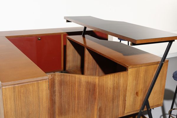 LA PERMANENTE MOBILI CANTU : attribuito. Mobile bar con tre sgabelli  - Asta DESIGN E ARTI DECORATIVE DEL NOVECENTO - Associazione Nazionale - Case d'Asta italiane