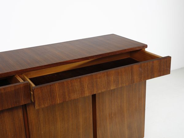 MANIFATTURA ITALIANA : Credenza a sei ante  - Asta DESIGN E ARTI DECORATIVE DEL NOVECENTO - Associazione Nazionale - Case d'Asta italiane