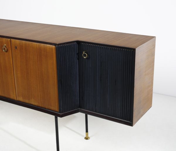 LA PERMANENTE MOBILI CANT : attribuito. Credenza sagomata a quattro ante e cinque cassetti  - Asta DESIGN E ARTI DECORATIVE DEL NOVECENTO - Associazione Nazionale - Case d'Asta italiane