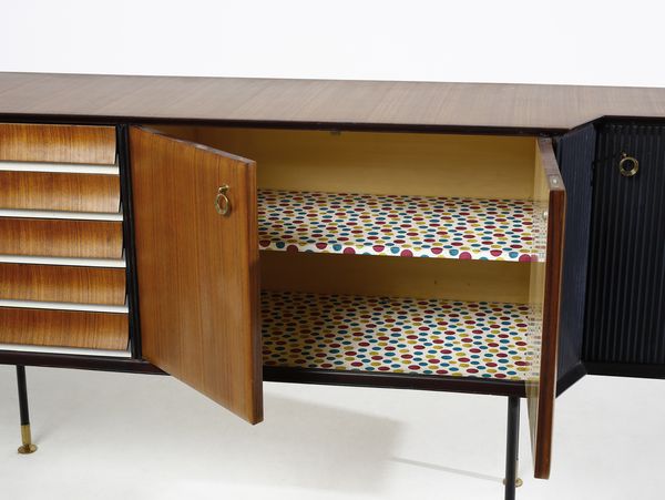 LA PERMANENTE MOBILI CANT : attribuito. Credenza sagomata a quattro ante e cinque cassetti  - Asta DESIGN E ARTI DECORATIVE DEL NOVECENTO - Associazione Nazionale - Case d'Asta italiane