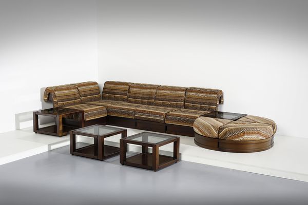 FRIGERIO LUCIANO (1928 - 1999) : Salotto composto da un divano modulare (5 pezzi), un pouf (3 pezzi) e quattro tavolini  - Asta DESIGN E ARTI DECORATIVE DEL NOVECENTO - Associazione Nazionale - Case d'Asta italiane