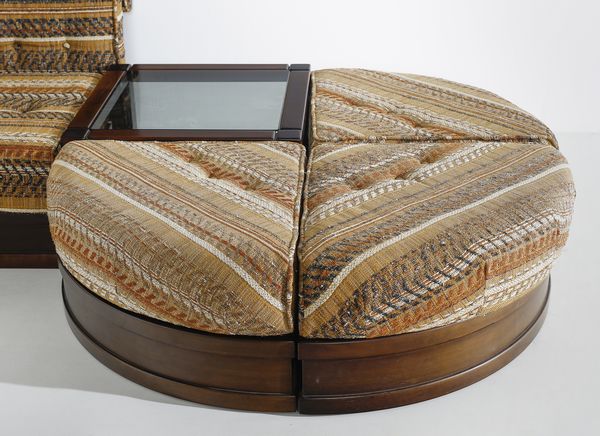 FRIGERIO LUCIANO (1928 - 1999) : Salotto composto da un divano modulare (5 pezzi), un pouf (3 pezzi) e quattro tavolini  - Asta DESIGN E ARTI DECORATIVE DEL NOVECENTO - Associazione Nazionale - Case d'Asta italiane