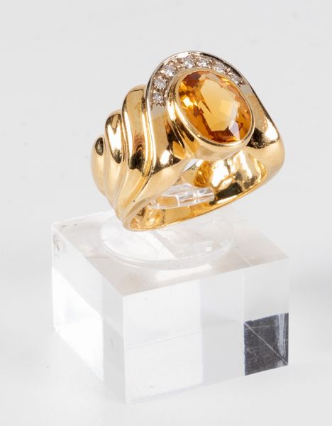 Anello a fascia ondulata in oro giallo con quarzo citrino e brillantini  - Asta Gioielli e Orologi - Associazione Nazionale - Case d'Asta italiane