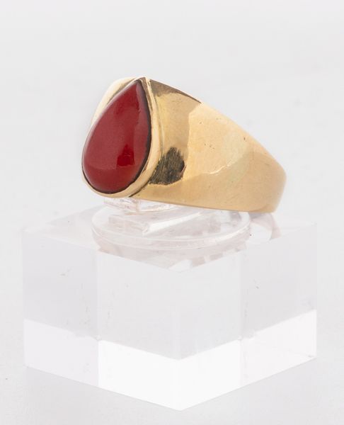 Anello a fascia liscia in oro giallo con corallo  - Asta Gioielli e Orologi - Associazione Nazionale - Case d'Asta italiane