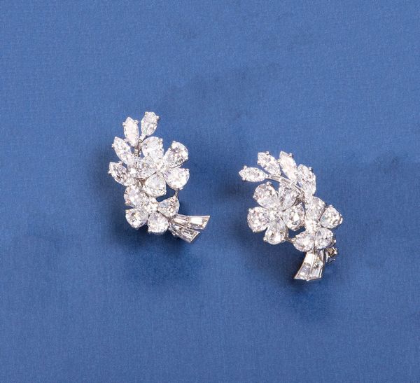 Eleganti orecchini a tralcio di fiori in oro bianco e diamanti  - Asta Gioielli e Orologi - Associazione Nazionale - Case d'Asta italiane