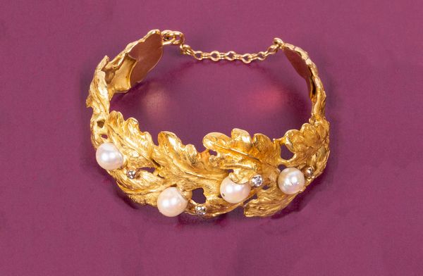 Bracciale a tralcio di foglie in oro giallo con perle e diamanti  - Asta Gioielli e Orologi - Associazione Nazionale - Case d'Asta italiane