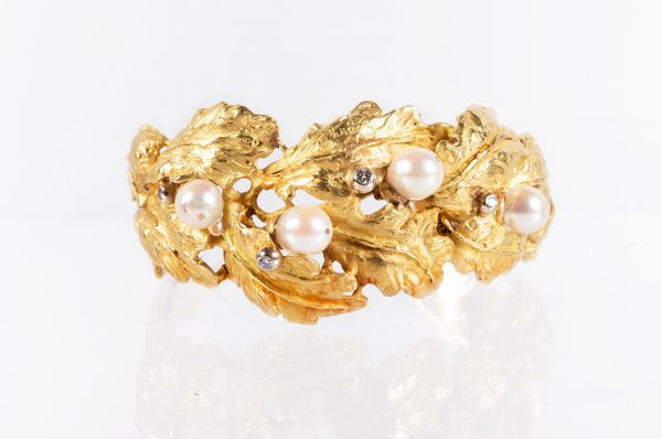 Bracciale a tralcio di foglie in oro giallo con perle e diamanti  - Asta Gioielli e Orologi - Associazione Nazionale - Case d'Asta italiane