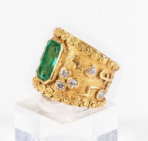 Anello a fascia larga in oro giallo con smeraldo e diamanti  - Asta Gioielli e Orologi - Associazione Nazionale - Case d'Asta italiane