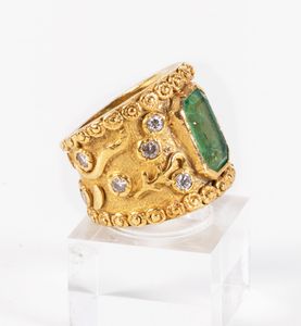 Anello a fascia larga in oro giallo con smeraldo e diamanti  - Asta Gioielli e Orologi - Associazione Nazionale - Case d'Asta italiane