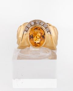 Anello a fascia ondulata in oro giallo con quarzo citrino e brillantini  - Asta Gioielli e Orologi - Associazione Nazionale - Case d'Asta italiane