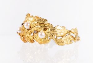 Bracciale a tralcio di foglie in oro giallo con perle e diamanti  - Asta Gioielli e Orologi - Associazione Nazionale - Case d'Asta italiane