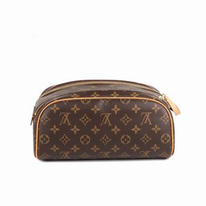 LOUIS VUITTON PORTACOSMETICI  - Asta VINTAGE: BORSE E ACCESSORI DI HERMES, LOUIS VUITTON E ALTRE GRANDI MAISON - Associazione Nazionale - Case d'Asta italiane