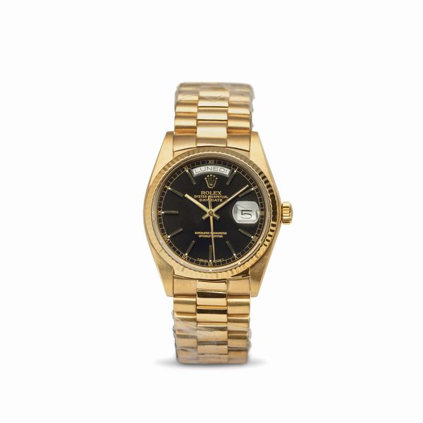 ROLEX : Daydate ref 18038 in oro giallo 18k, quadrante nero con indici applicati, indicazione di giorno e data, bracciale President con chiusura a scomparsa, movimento automatico  - Asta Orologi da Polso - Associazione Nazionale - Case d'Asta italiane