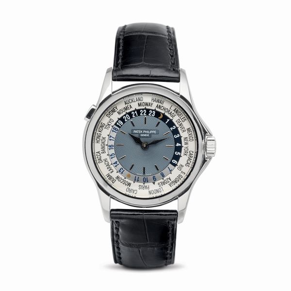 PATEK PHILIPPE : Raffinato ed attraente Worldtime ref 5110 P in platino 950, quadrante azzurro con lavorazione circolare Guilloch, disco con 24 fusi orari girevoMarchio: Patek Philippe<BR>Modello: Worldtime <BR>Anno: circa 2002<BR>Referenza: 5110 P<BR>Quadrante: Azzurro Guilloch<BR>Cassa N: 4.112.xxx<BR>Movimento: Automatico<BR>Movimento N: 3.208.xxx<BR>Materiale: Platino 750<BR>Cinturino: Pelle<BR>Dimensione: 37 mmle azionato da pulsante a pressione ad ore 10 accompagnato da service ufficiale  - Asta Orologi da Polso - Associazione Nazionale - Case d'Asta italiane