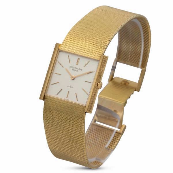 PATEK PHILIPPE : Essenziale ed elegante Carr Extraflat ref 3494 in oro giallo 18k, firmato Gobbi, carica manuale con indici applicati e bracciale integrato  - Asta Orologi da Polso - Associazione Nazionale - Case d'Asta italiane