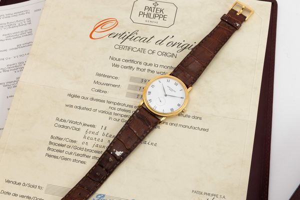 PATEK PHILIPPE : Fine ed elegante, Calatrava Clos de Paris da polso a carica manuale in oro giallo 18 kt, referenza 3919, corredato da scatola e garanzia  - Asta Orologi da Polso - Associazione Nazionale - Case d'Asta italiane