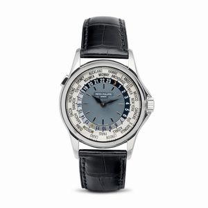 PATEK PHILIPPE - Raffinato ed attraente Worldtime ref 5110 P in platino 950, quadrante azzurro con lavorazione circolare Guilloch, disco con 24 fusi orari girevoMarchio: Patek Philippe<BR>Modello: Worldtime <BR>Anno: circa 2002<BR>Referenza: 5110 P<BR>Quadrante: Azzurro Guilloch<BR>Cassa N: 4.112.xxx<BR>Movimento: Automatico<BR>Movimento N: 3.208.xxx<BR>Materiale: Platino 750<BR>Cinturino: Pelle<BR>Dimensione: 37 mmle azionato da pulsante a pressione ad ore 10 accompagnato da service ufficiale