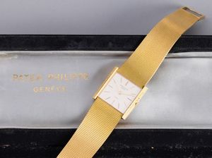 PATEK PHILIPPE : Essenziale ed elegante Carr Extraflat ref 3494 in oro giallo 18k, firmato Gobbi, carica manuale con indici applicati e bracciale integrato  - Asta Orologi da Polso - Associazione Nazionale - Case d'Asta italiane