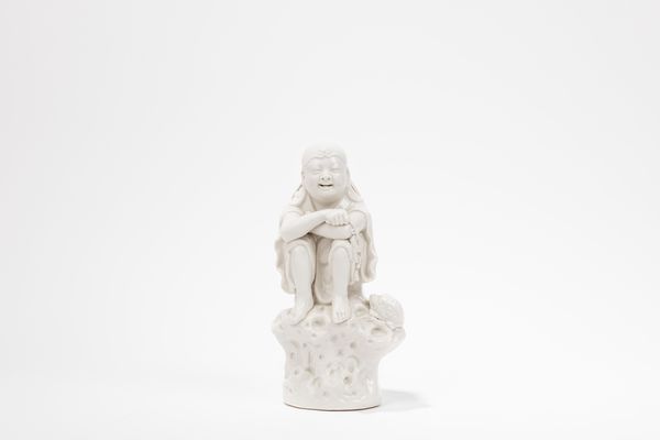 FIGURA IN PORCELLANA BIANCO DI CINA  - Asta Arte Orientale  - Associazione Nazionale - Case d'Asta italiane