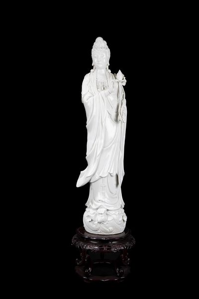 GRANDE GUANYIN IN PORCELLANA BLANC DE CHINE  - Asta Arte Orientale  - Associazione Nazionale - Case d'Asta italiane