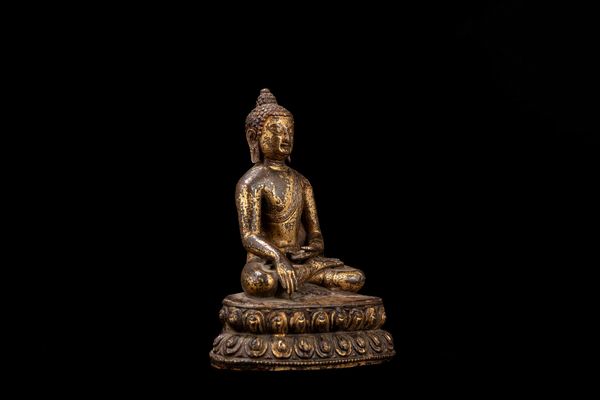 BUDDHA IN RAME DORATO  - Asta Arte Orientale  - Associazione Nazionale - Case d'Asta italiane