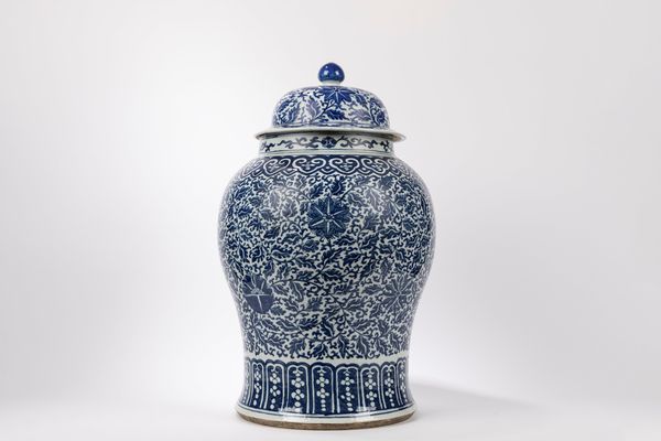 GRANDE VASO CON COPERCHIO IN PORCELLANA BIANCA E BLU  - Asta Arte Orientale  - Associazione Nazionale - Case d'Asta italiane