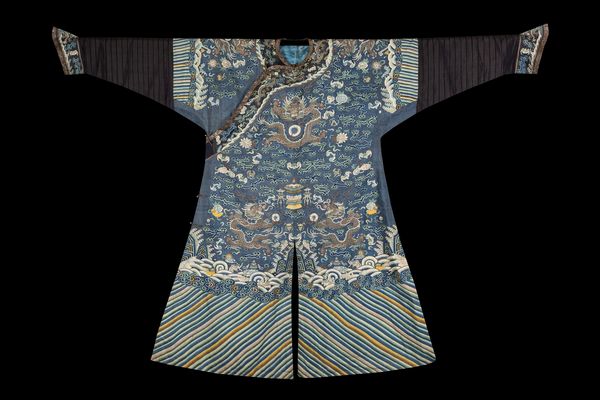 VESTITO IMPERIALE IN SETA KESI  - Asta Arte Orientale  - Associazione Nazionale - Case d'Asta italiane