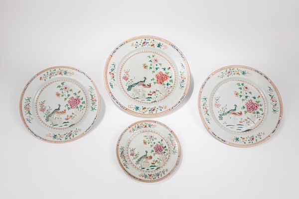 SET DI TRE GRANDI PIATTI E UN PIATTO IN PORCELLANA FAMIGLIA ROSA  - Asta Arte Orientale  - Associazione Nazionale - Case d'Asta italiane