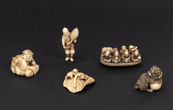 ☼LOTTO COMPOSTO DA CINQUE NETSUKE/OKIMONO IN AVORIO  - Asta Arte Orientale  - Associazione Nazionale - Case d'Asta italiane