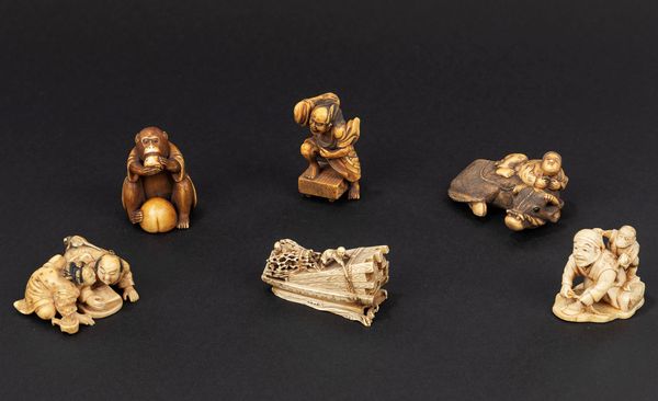 ☼LOTTO COMPOSTO DA SEI NETSUKE/OKIMONO IN AVORIO  - Asta Arte Orientale  - Associazione Nazionale - Case d'Asta italiane