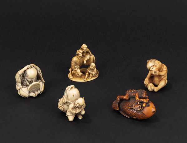 ☼LOTTO COMPOSTO DA CINQUE NETSUKE/OKIMONO IN AVORIO  - Asta Arte Orientale  - Associazione Nazionale - Case d'Asta italiane