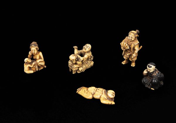 ☼LOTTO COMPOSTO DA CINQUE NETSUKE/OKIMONO IN AVORIO  - Asta Arte Orientale  - Associazione Nazionale - Case d'Asta italiane