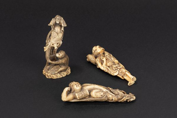 ☼LOTTO COMPOSTO DA DUE OKIMONO E UN NETSUKE IN AVORIO  - Asta Arte Orientale  - Associazione Nazionale - Case d'Asta italiane